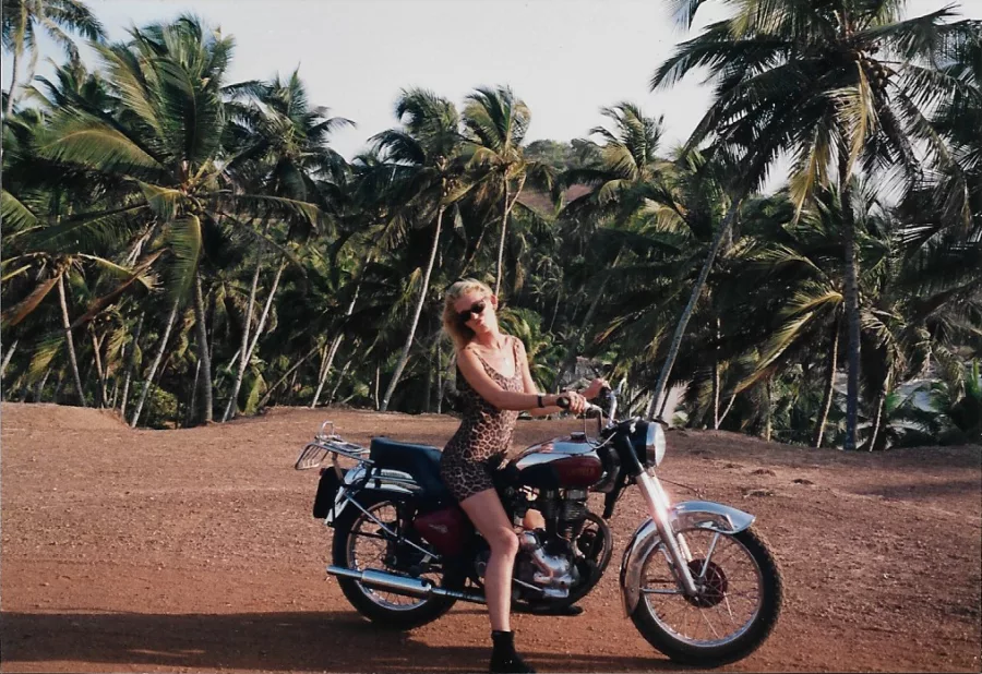 Urlaub für alleinreisende Frauen Kornelia C. Rebel auf Motorrad