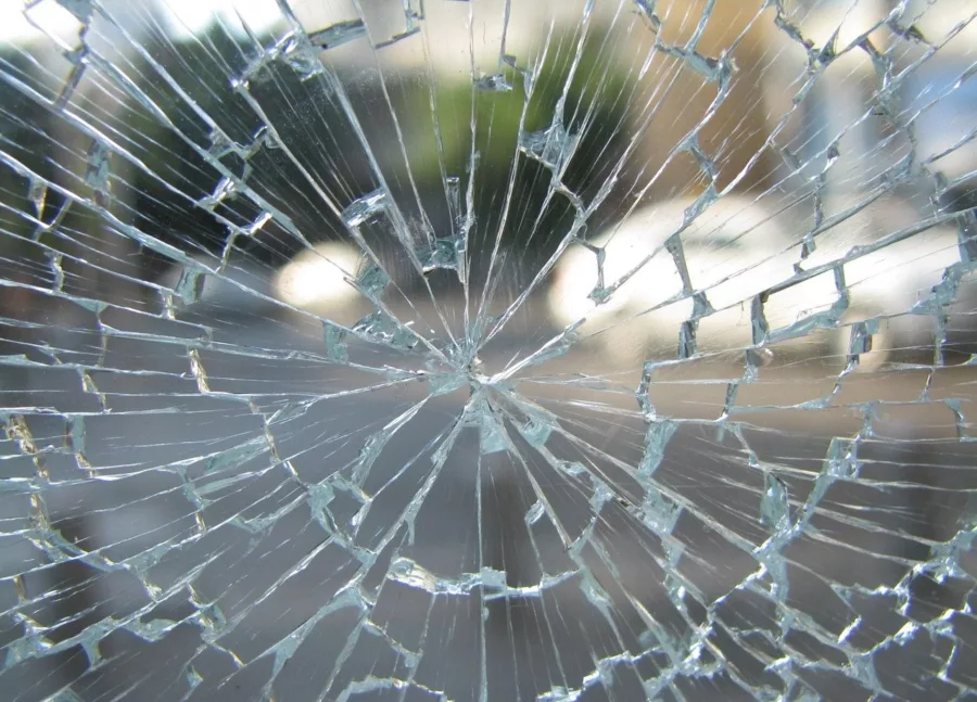 gebrochenes Glas Symbol für Reiseversicherungen
