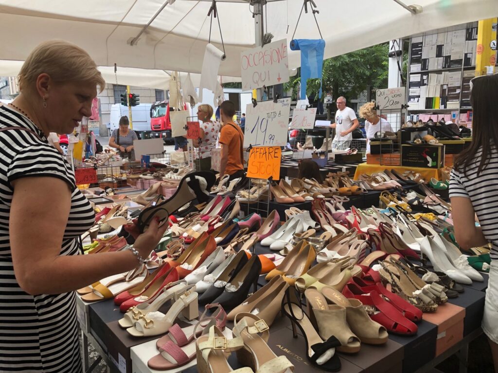 Schuhe auf Markt in Via Fauche