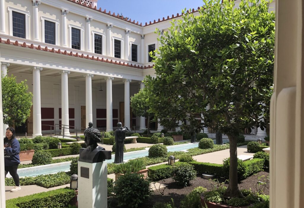 Innenhof der Getty Villa umrahmt von Säulen