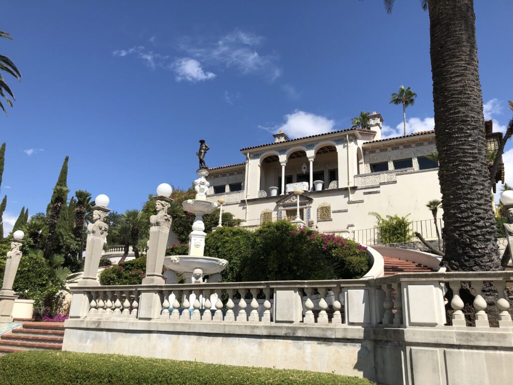 Blick vom Eingang hoch auf Hearst Castle