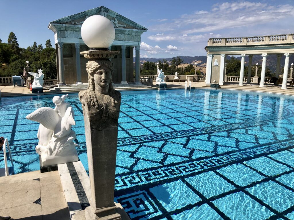 Swimming Pool mit Skulpturen im Hearst Castle