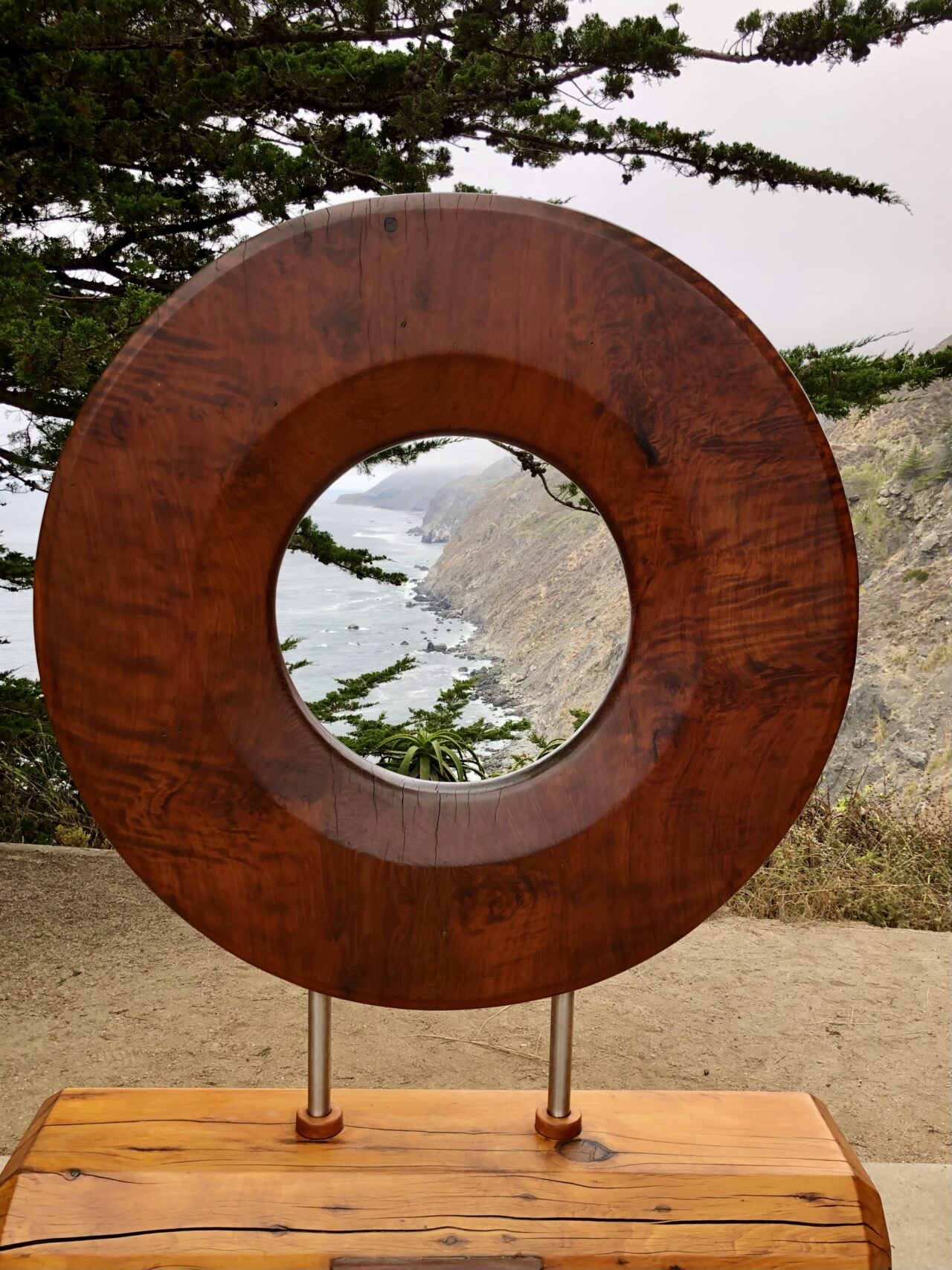 Ragged Point Ringskulptur mit Küste