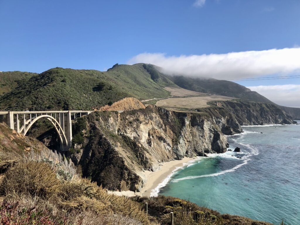 Bixby Bridge hoch über dem Meer in Big Sur