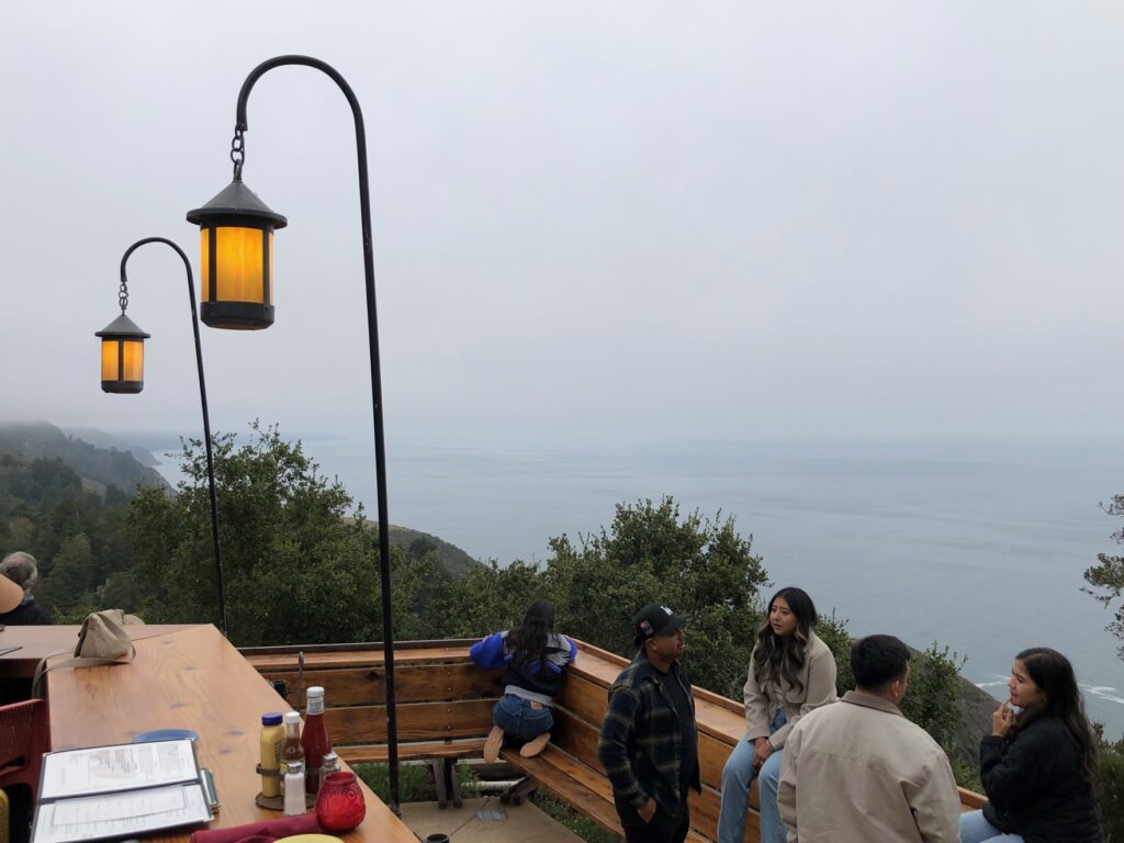 Blick vom Nepenthe Restaurant auf den Ozean