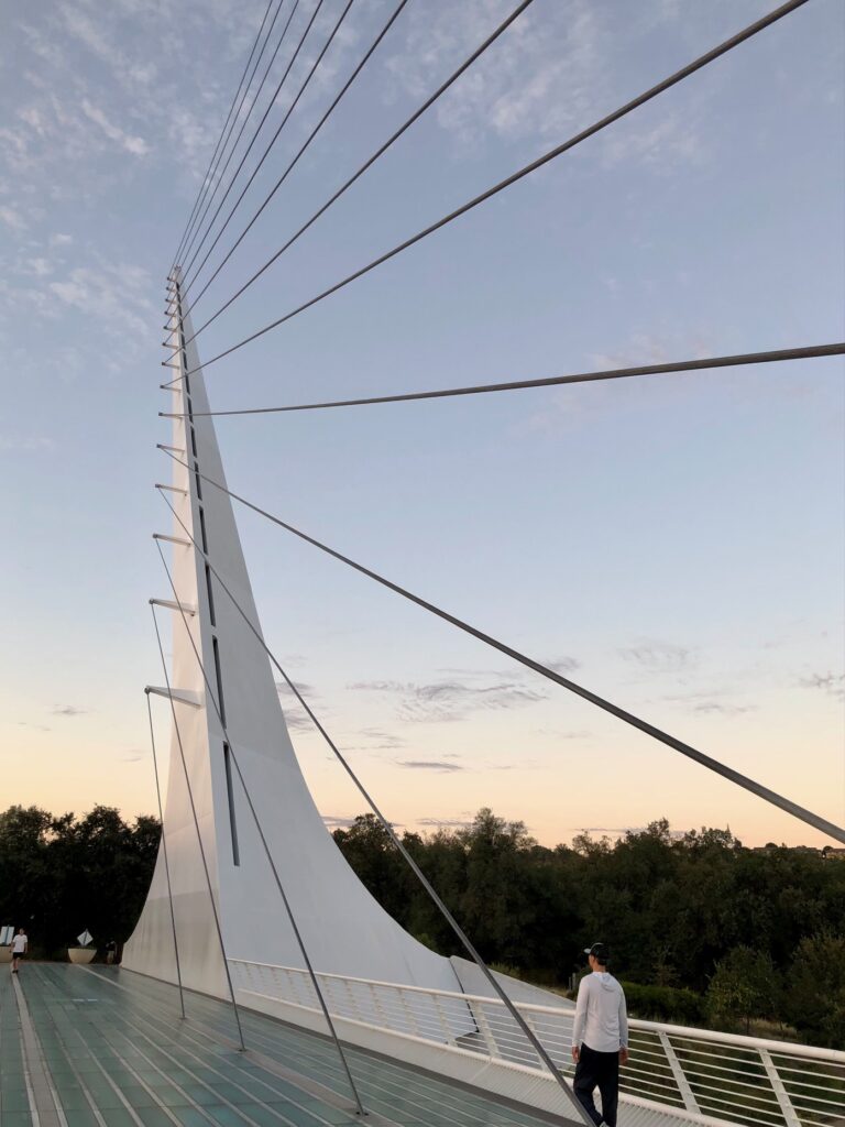 Sundial Bridge in Redding mit Wald im Hintergrund