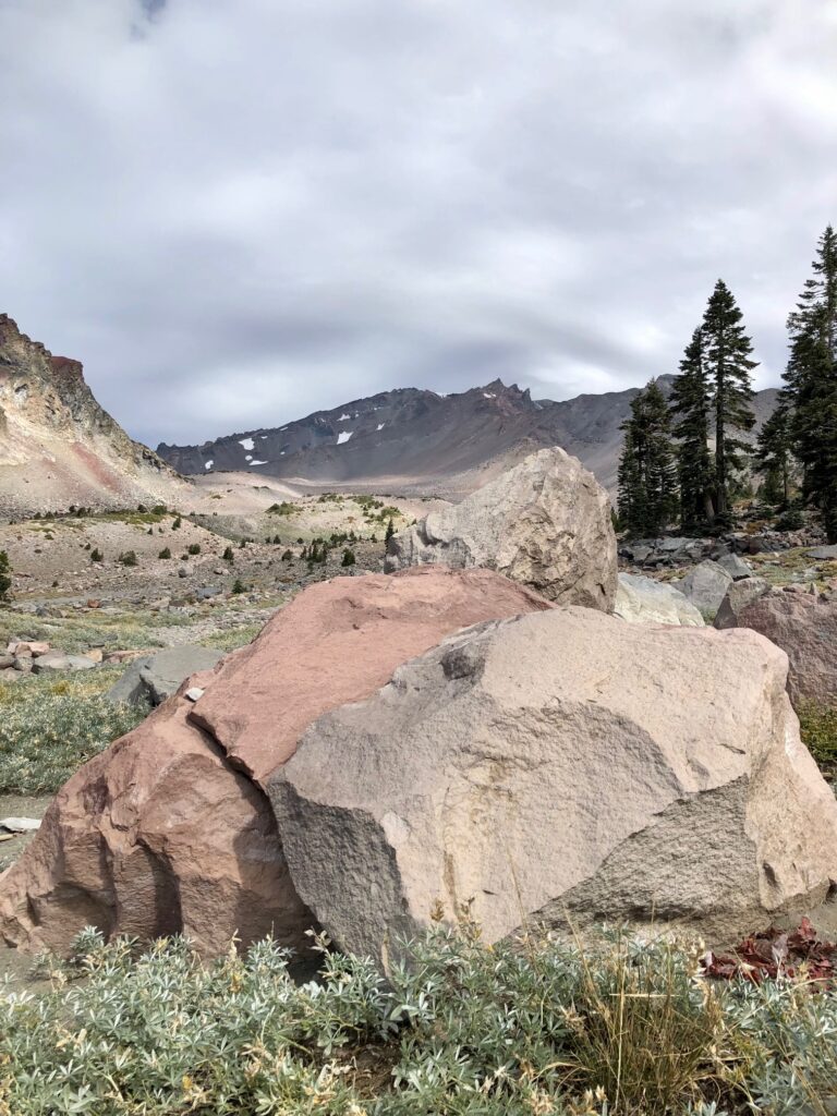 weiße und rote Felsen auf Mount Shasta
