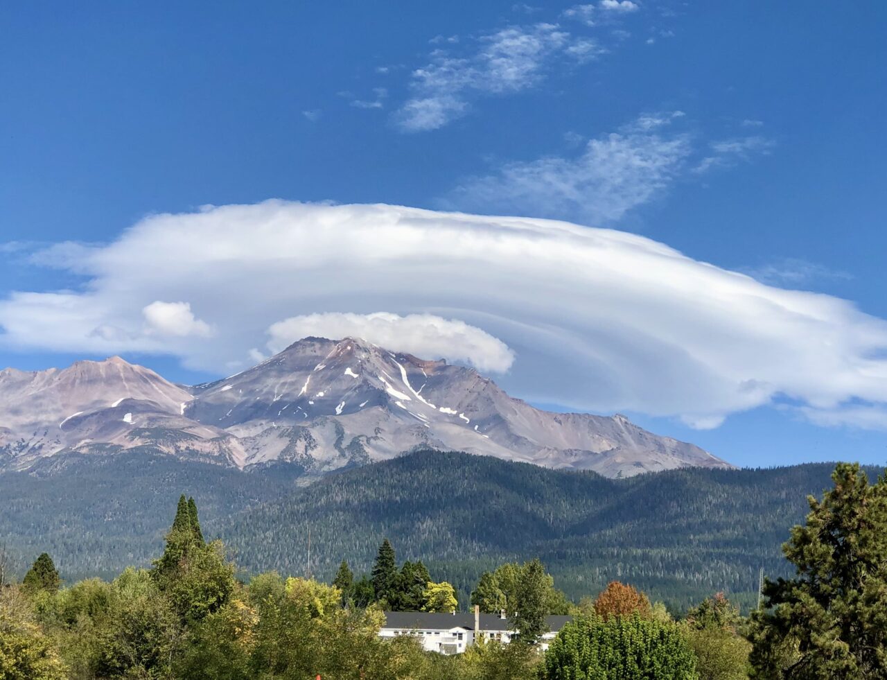 Blick auf Mount Shasta mit Wolken über Gipfel