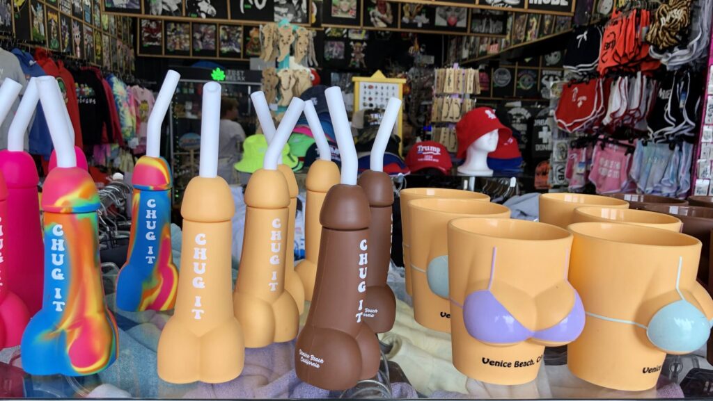 Originelle Trinkbecher mit Strohhalm in Form von Penis und Busen