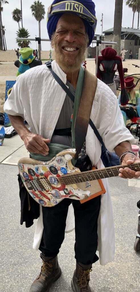 Gitarrespieler mit Turban in Venice Beach Los Angeles