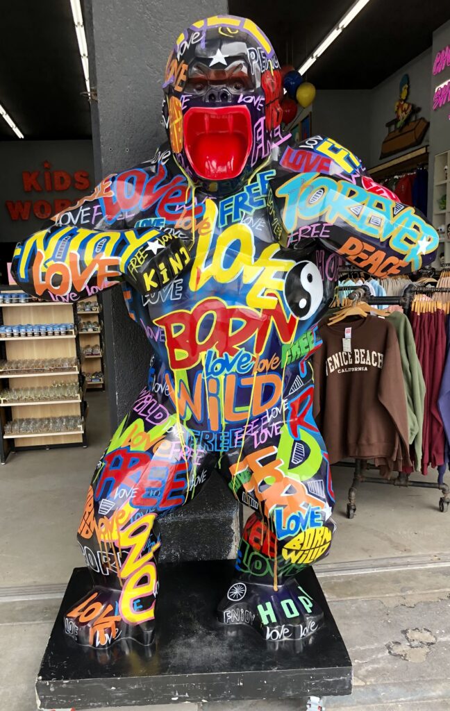 Gorilla-Skulptur mit Graffity in Venice Beach