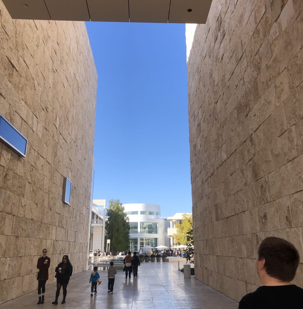 Blick von Gasse auf Gebaeude von Getty Center