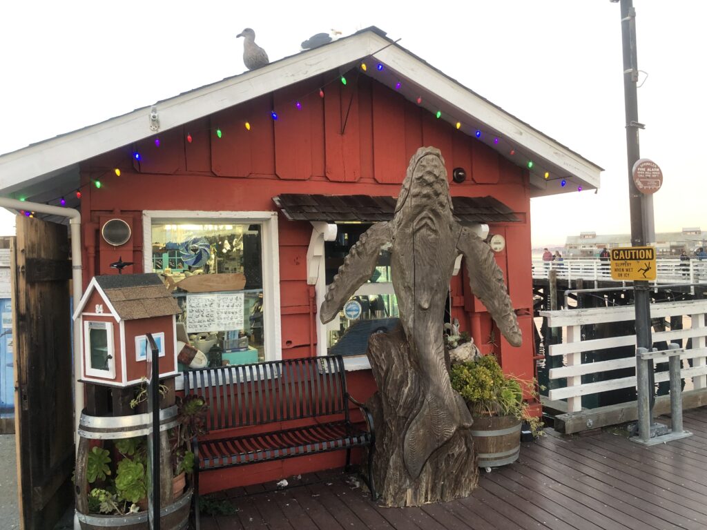 Geschäft mit Walfischskulptur in der Cannery Row von Monterey