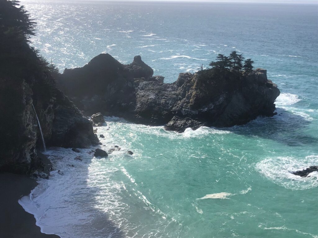 McWay Falls mit Felsen und tuerkisfarbenem Meer