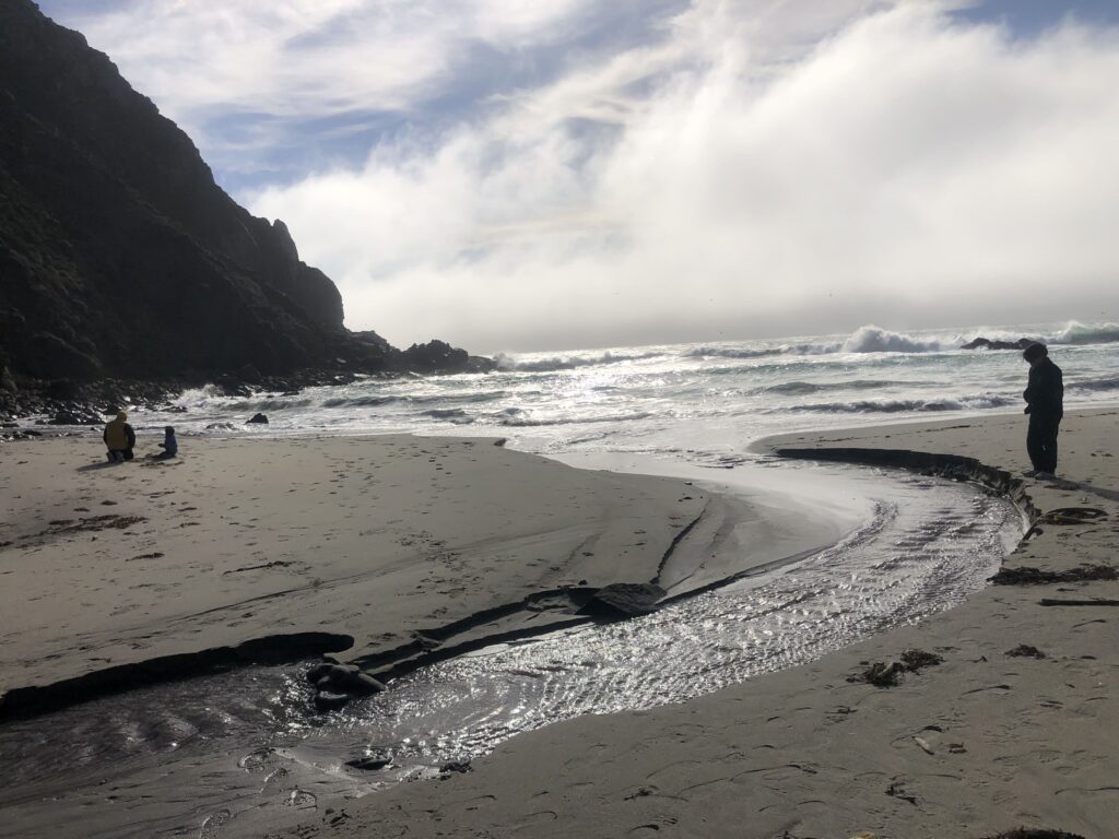 Strand mit Felsen und Fluss