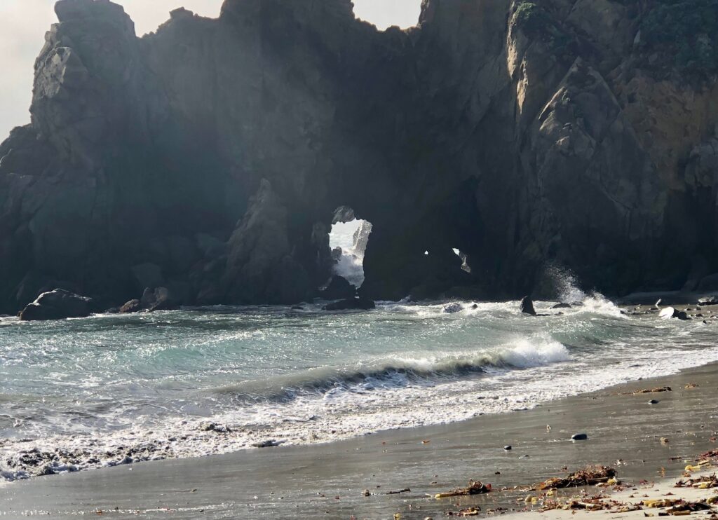 Pfeiffer Beach mit Wellen Big Sur