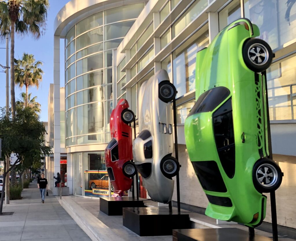 3 Porsches als Dekoration vor Geschäft in Beverly Hills