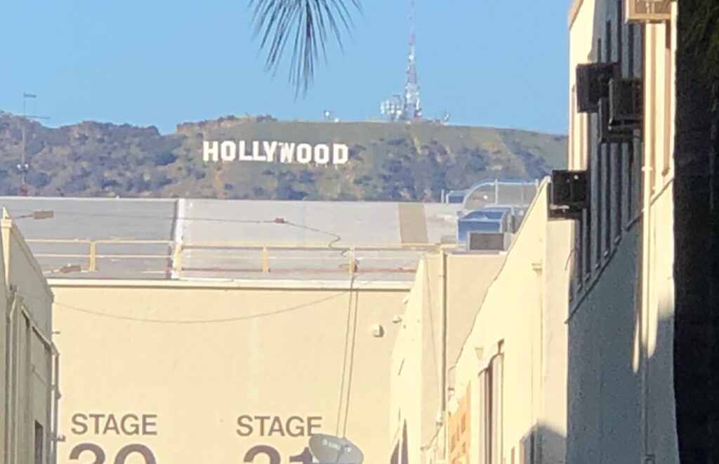 Studio in Hollywood mit Hollywood Sign im Hintergrund
