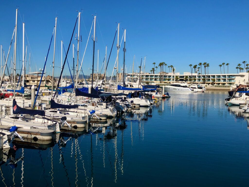 Segelboote am Santa Monica Pier mit Apartments im Hintergrund