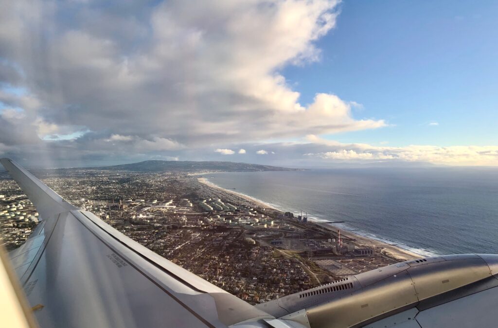 Blick vom Flugzeug über Strand von Los Angeles